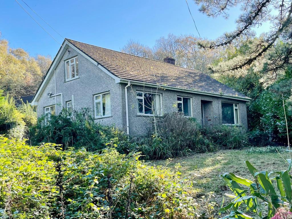 Lot: 89 - DETACHED DORMER BUNGALOW WITH GARDENS AND GARAGE FOR IMPROVEMENT -